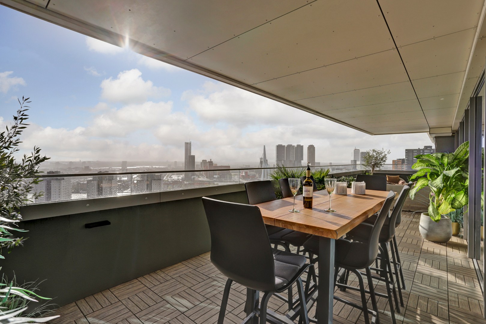 Ultiem luxe wonen in de iconische The CoolTower met spectaculair uitzicht, royaal terras (34 m²) en moderne afwerking in het bruisende hart van Rotterdam! 