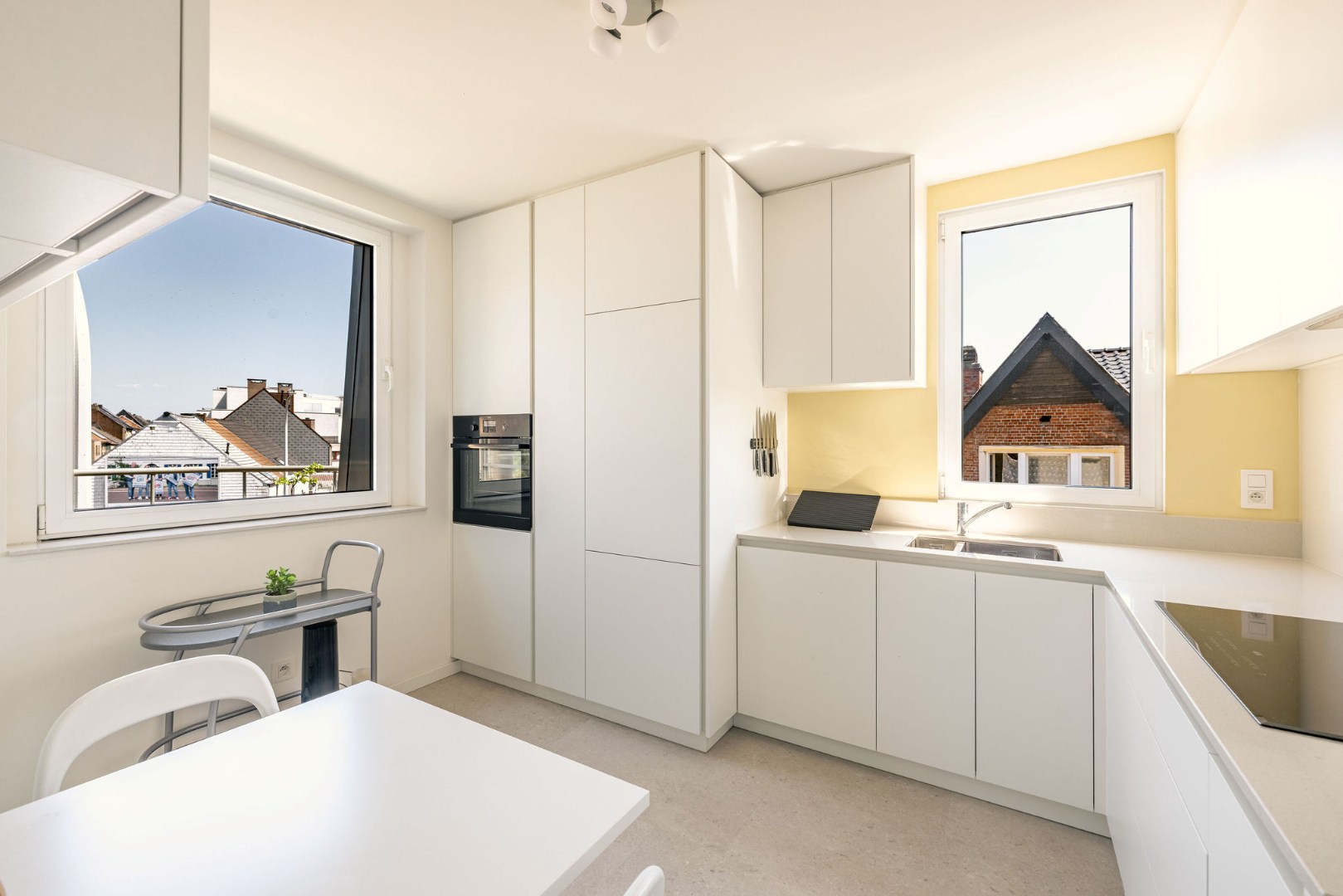 Ruim appartement met 2 slaapkamers, dubbele garage en twee terrassen te Aalst 