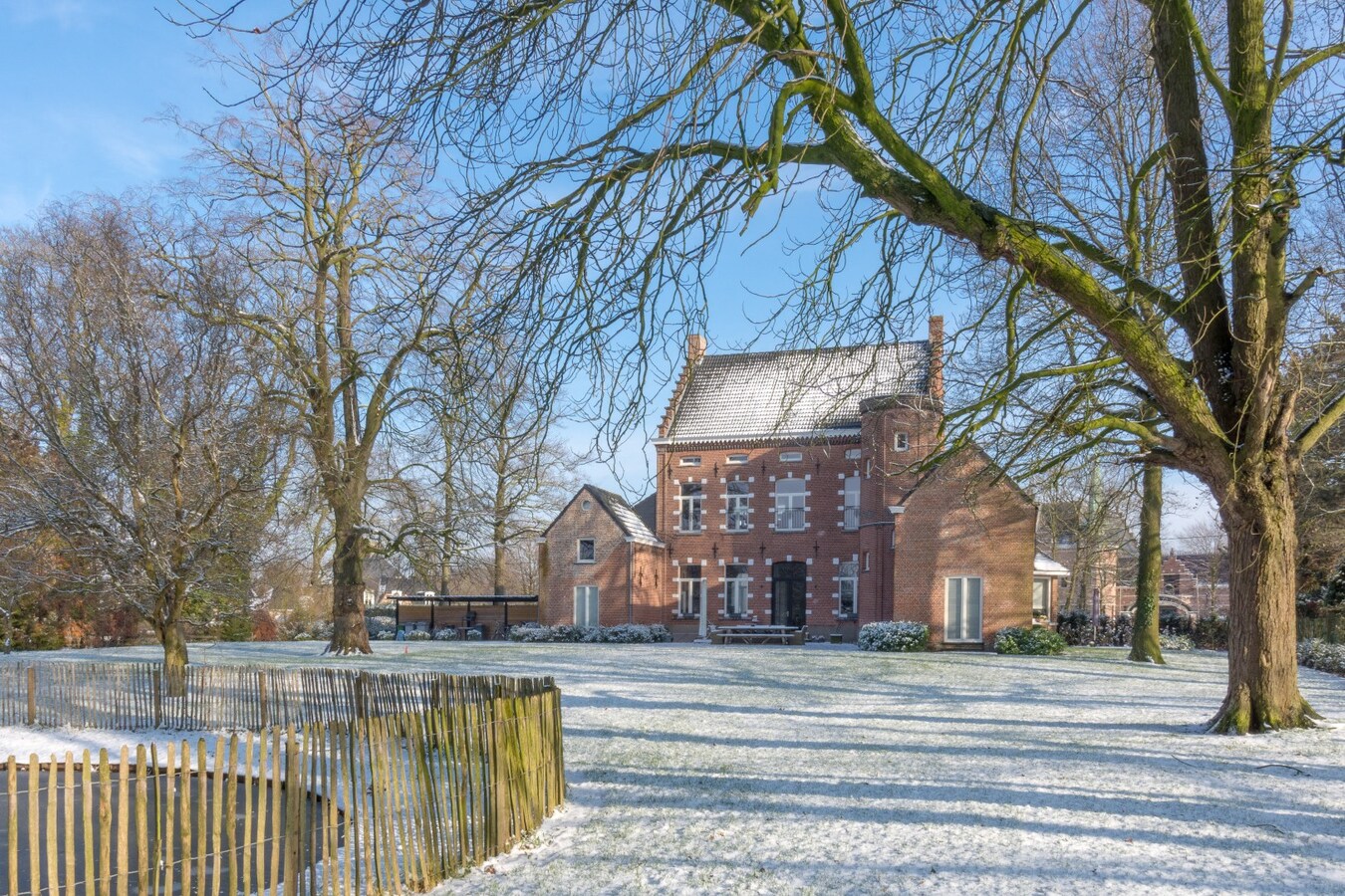 Gelijkvloers 3-slaapkamer villa-appartement met parktuin. 