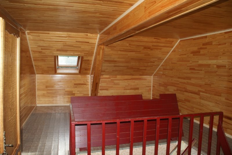 Centraal gelegen rijwoning stapvoets van het station te Roeselare 