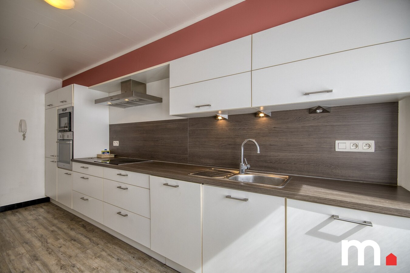 Woning te Kortrijk nabij het centrum met garage op TOPLOCATIE ! 