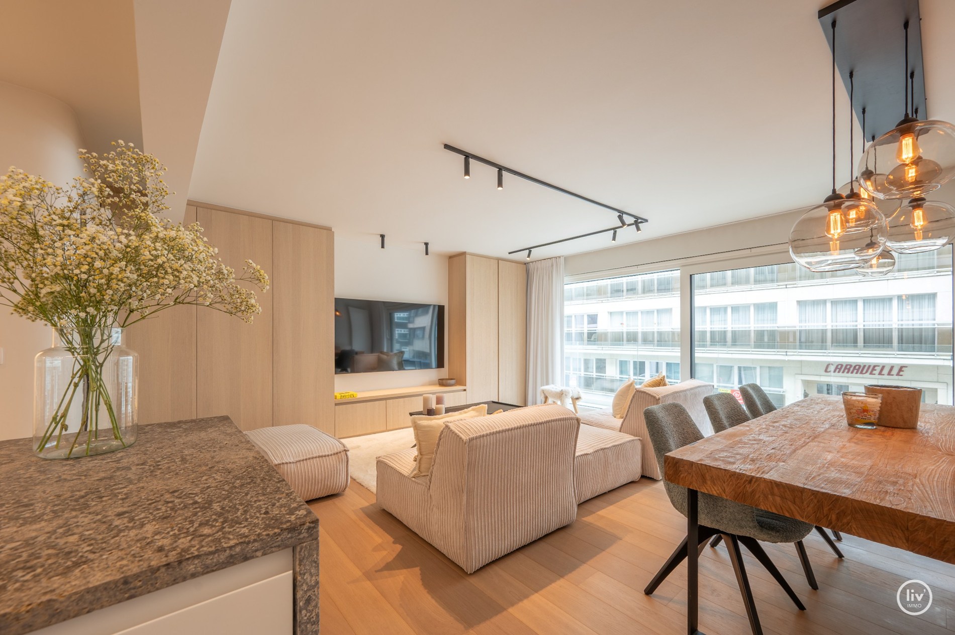 Prachtig ruim 2 slaapkamerappartement met mooie gevelbreedte en groot zonneterras op een topligging vlakbij de Dumortierlaan te Knokke. Garage mogelijk in het gebouw. 