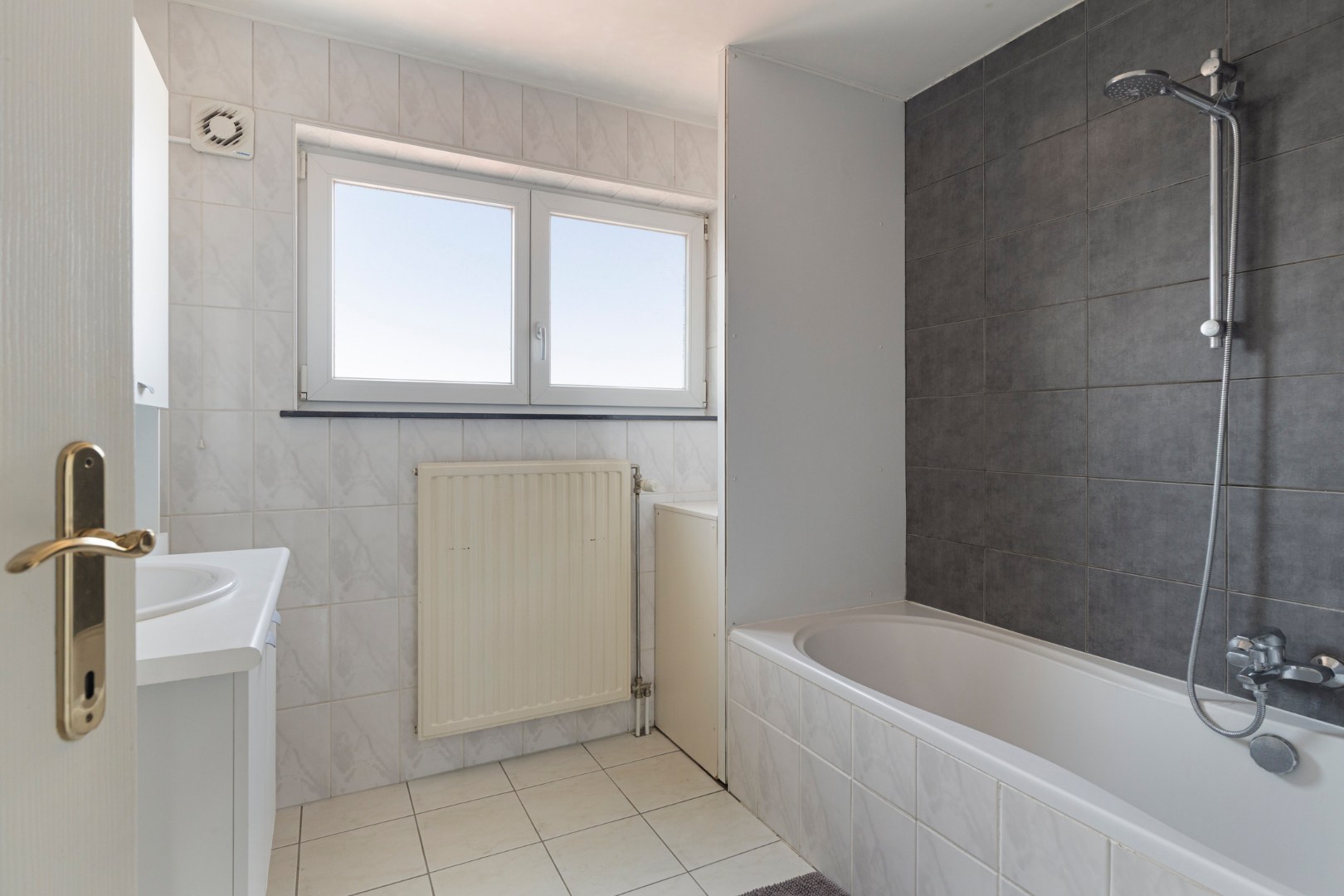 Instapklare duplex met 3 slpk. en staanplaats in hartje Tessenderlo 
