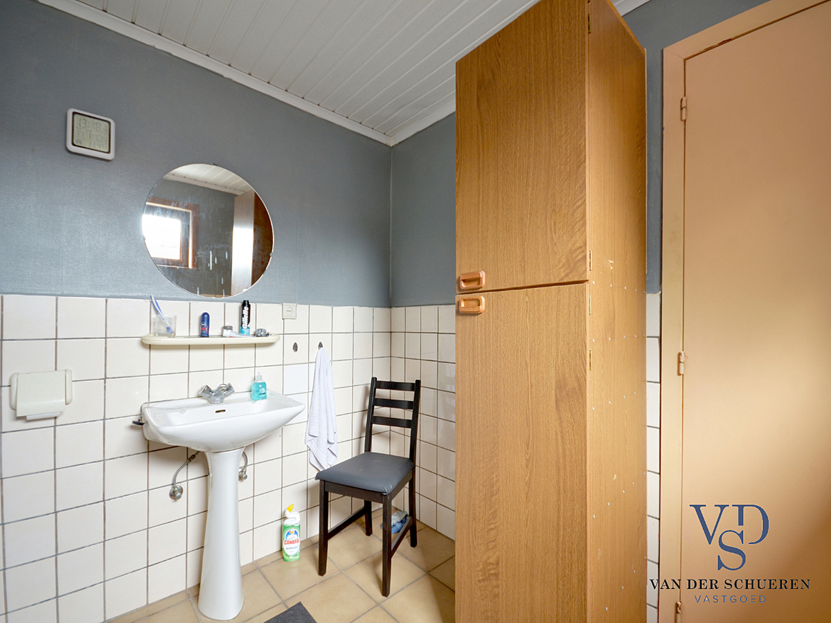 Zeer ruime, te renoveren woning (met enkele garage). Goed gelegen. 