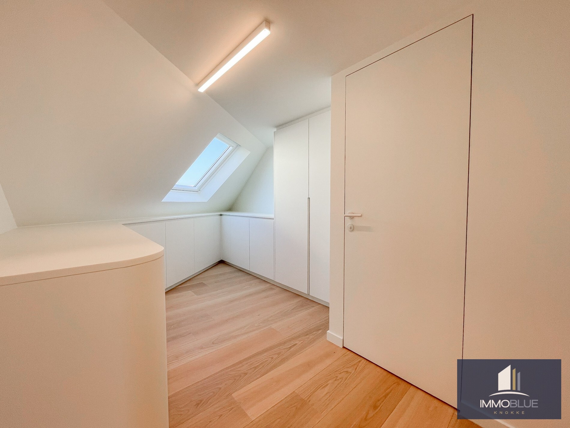 Exclusieve villa: Uitzonderlijk volledig gerenoveerde villa met frontaal zeezicht. 