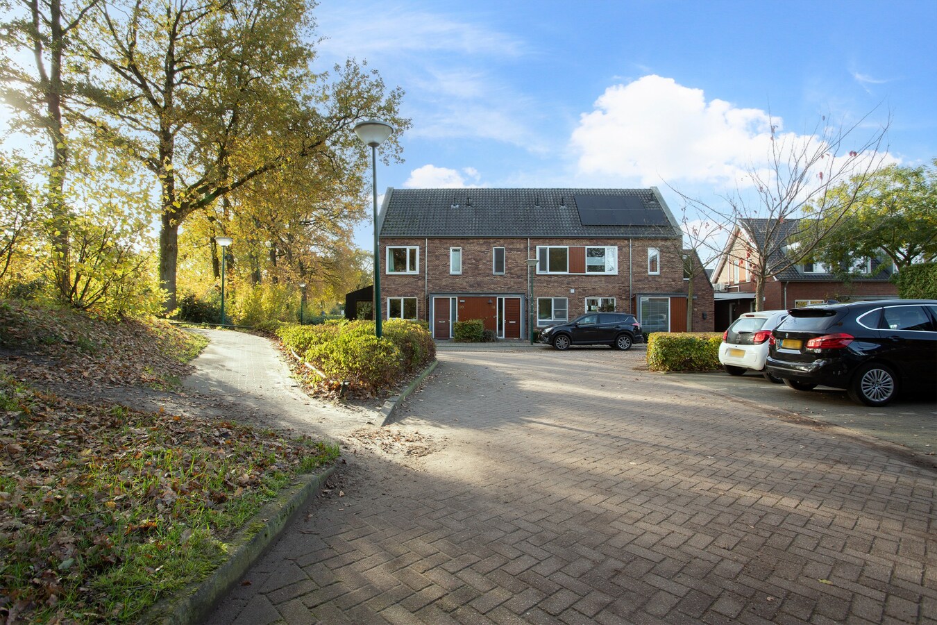 Zeer ruime hoekwoning met volop leefruimte en groen uitzicht in kindvriendelijke wijk! 