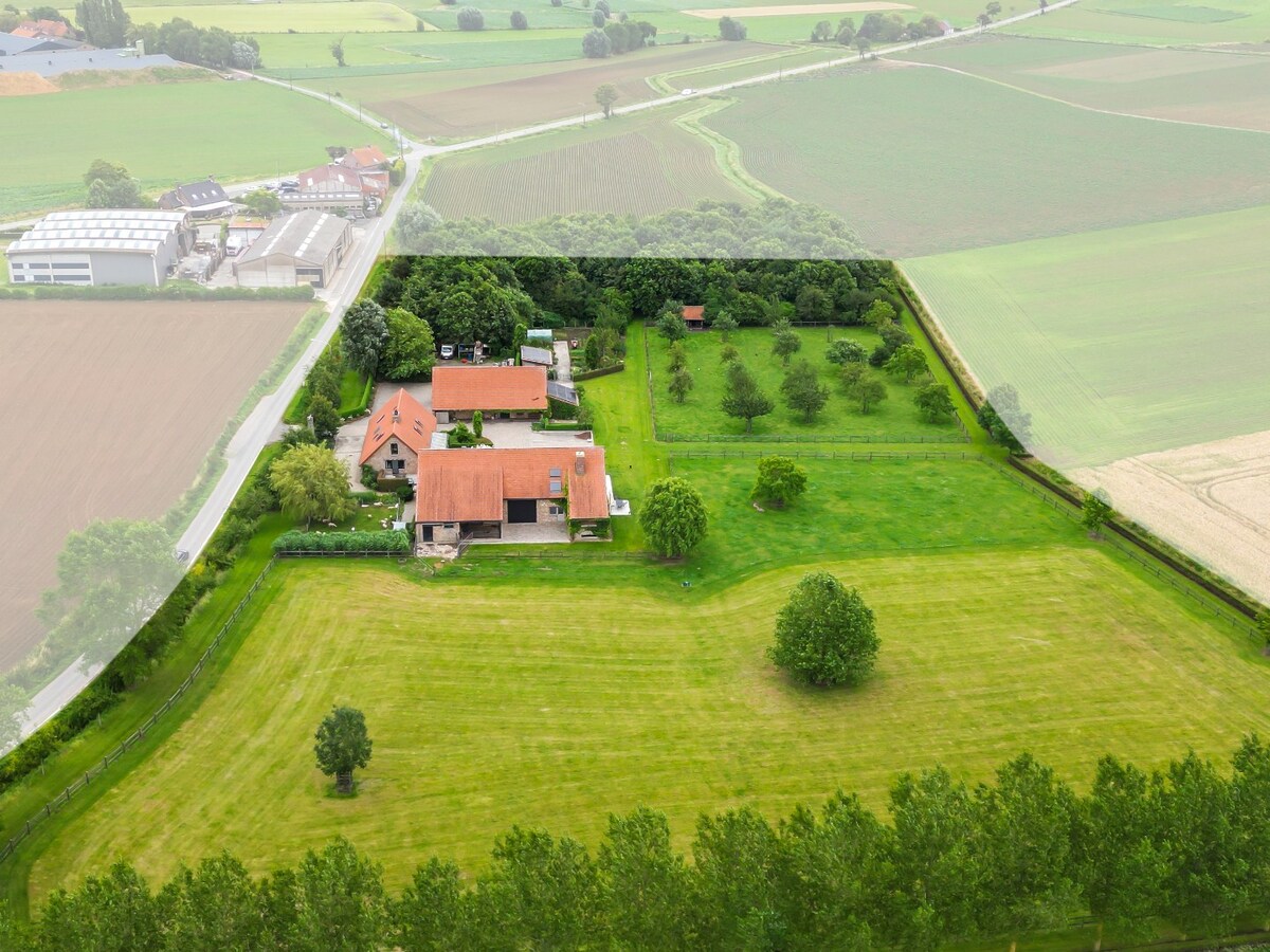 Unieke vierkantshoeve op toplocatie in Heuvelland te koop! 