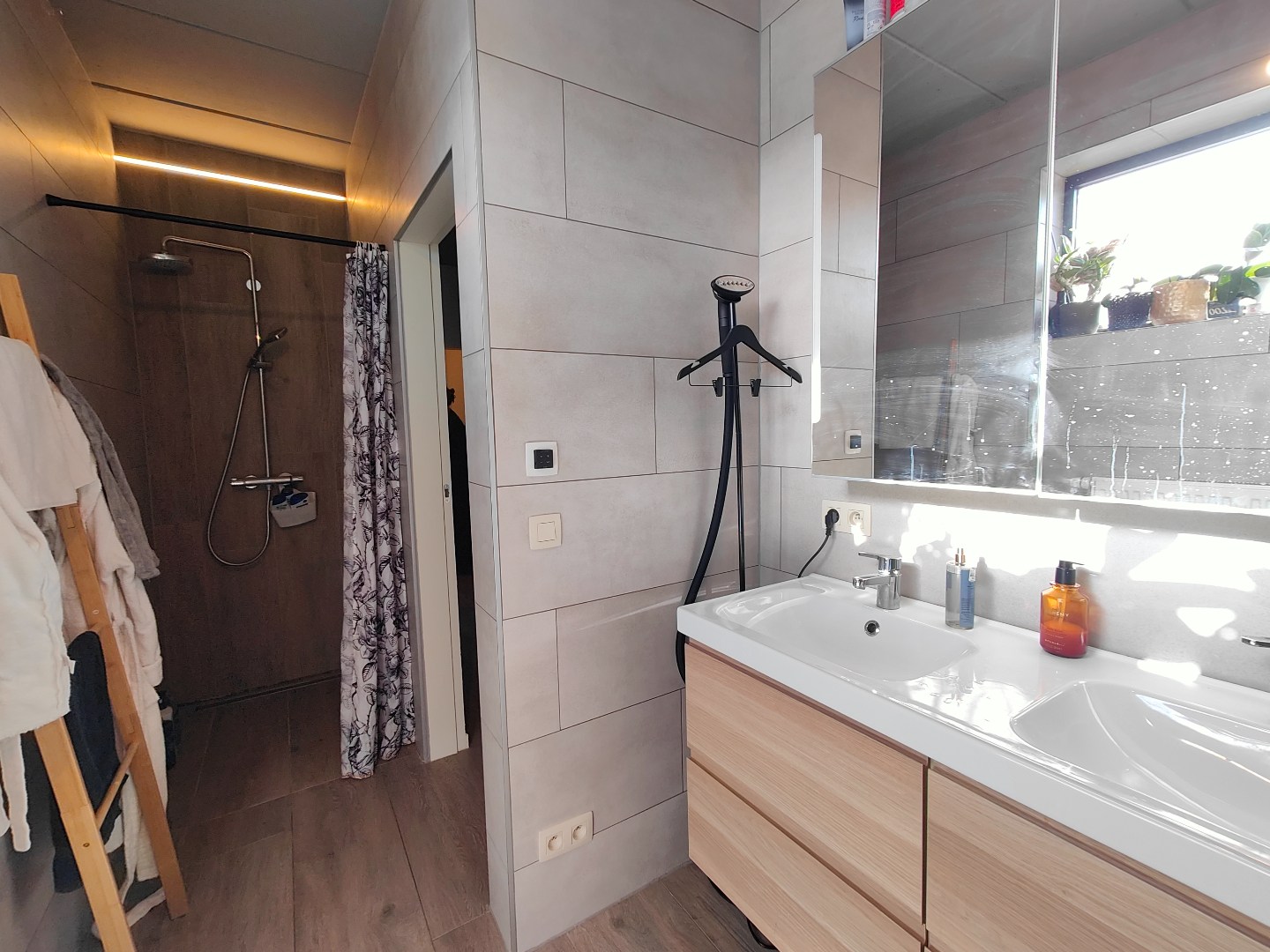 Recent appartement op het 1e verdiep met ruim terras en garage 