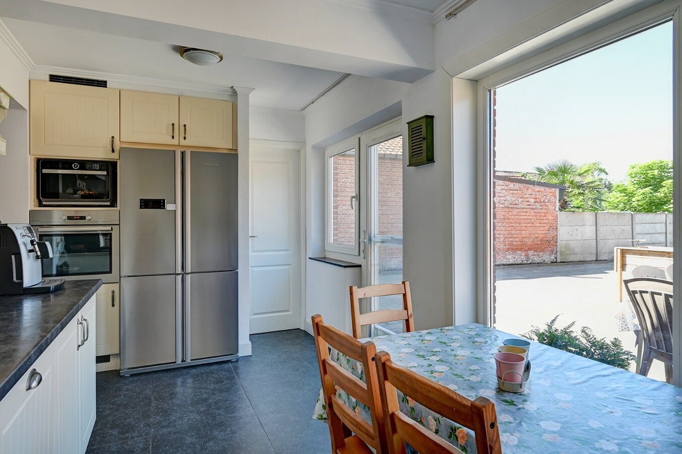 Grondig gerenoveerde woning met tuin, terras en 3 slaapkamers in Nieuwerkerken. 