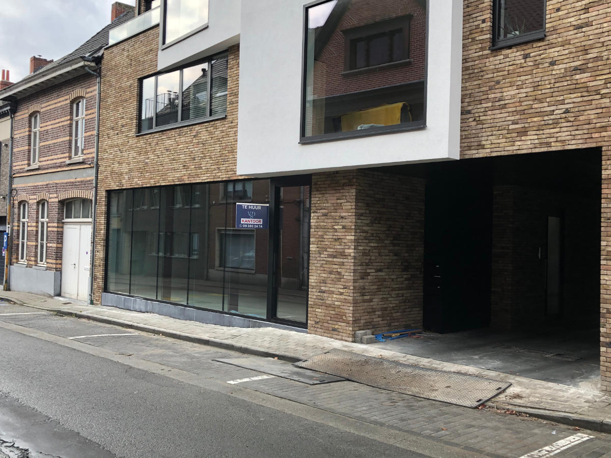 Splinternieuw gelijkvloers handelspand (winkel of kantoor). 