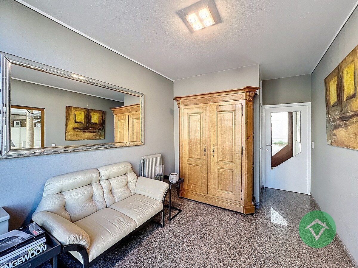 Deze instapklare handelswoning is gelegen in het centrum op een commerciële topligging op de markt van Koekelare 