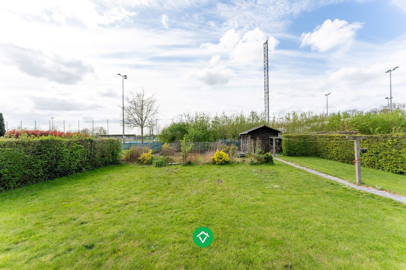Alleenstaande woning met drie slaapkamers en dubbele garage in centrum Koekelare 