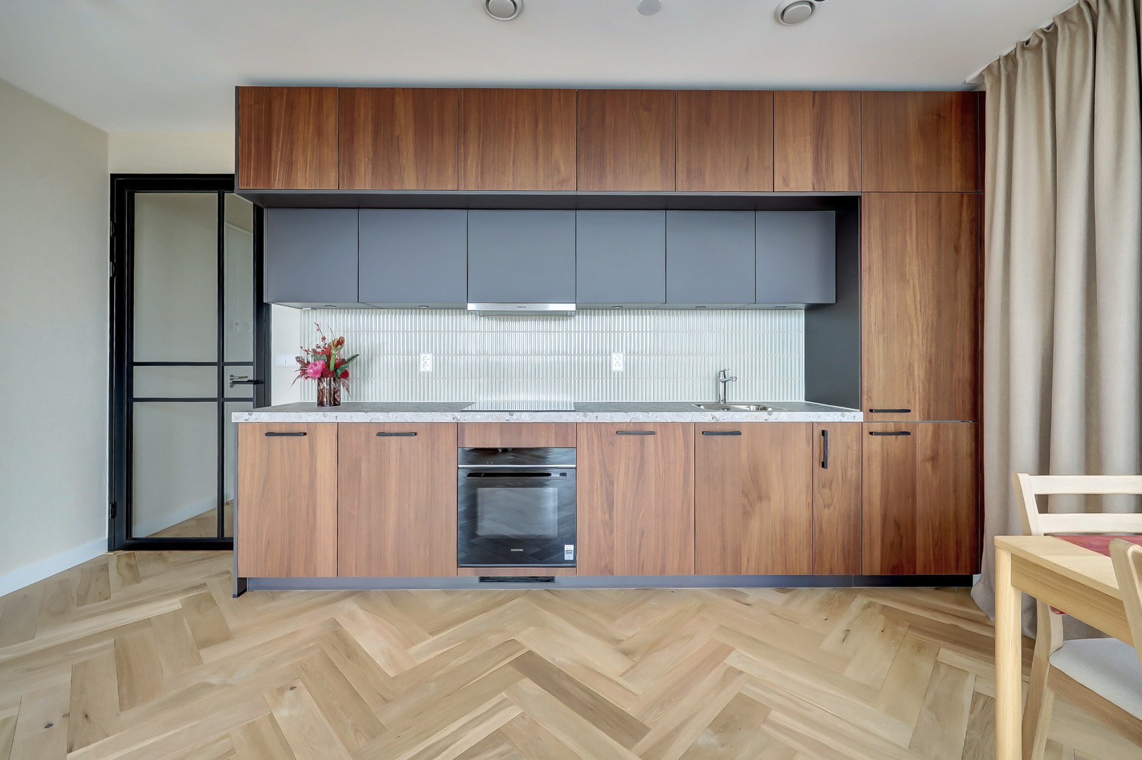 Nieuw en instapklaar 3-kamer appartement op de zevende verdieping met luxe keuken en badkamer, riant uitzicht over de omgeving en naar het centrum van Rotterdam. 