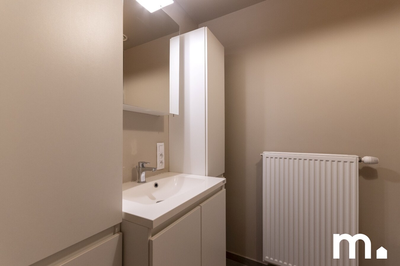 Instapklaar gelijkvloers appartement met garage te koop in Geluwe ! 