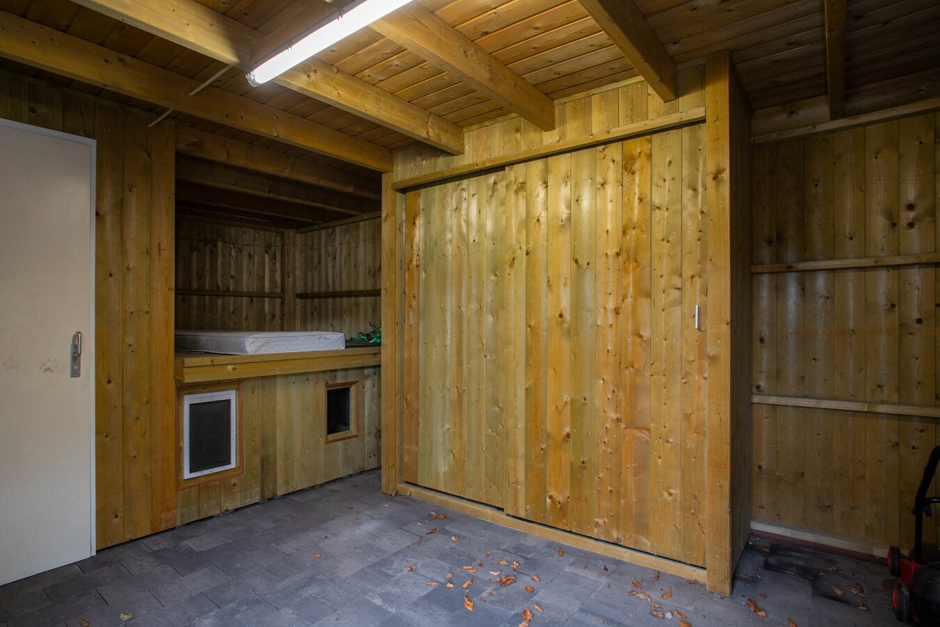 Moderne hoekwoning uit 2016 gelegen in een jonge en kindvriendelijke woonwijk in Lage Mierde. 