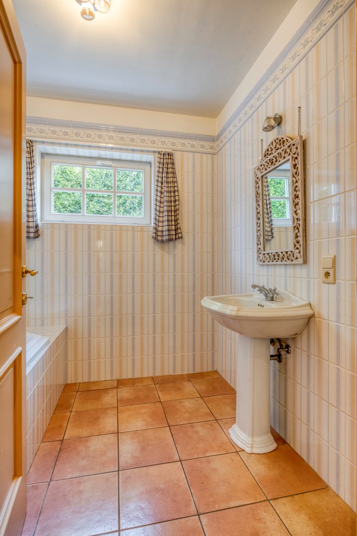 Villa met bureau,  5 slaapkamers, 2 badkamers en ruime tuin in Bierbeek! - EPC 172 kWh/m² - bewoonbare opp. 242 m² 