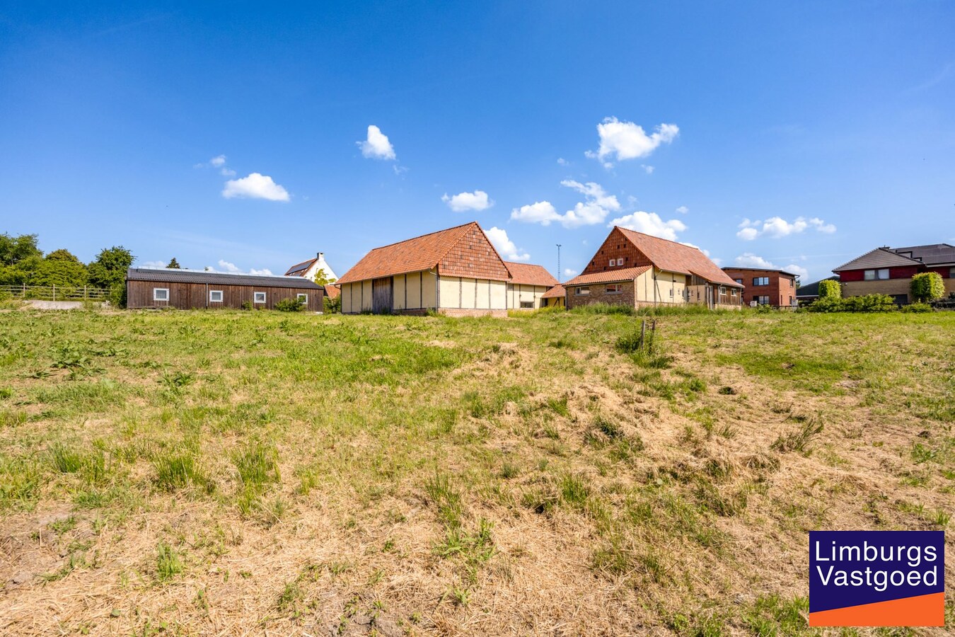 UNIEKE VIERKANTSHOEVE met paardenstallen op 7,34 hectare met vergunning voor zwembad en poolhouse 