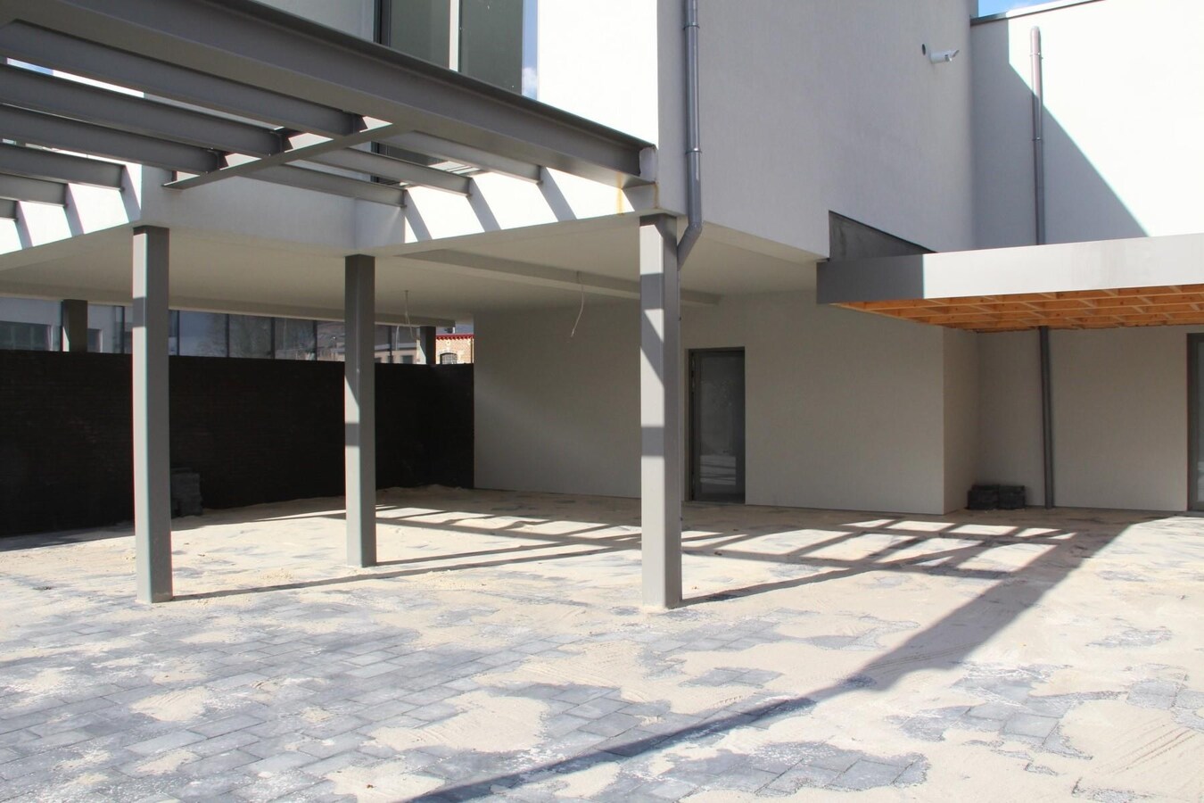 RUIM APPARTEMENT VAN 120 M² MET TERRAS, LIFT, 2 SLAAPKAMERS EN AUTOSTANDPLAATS GELEGEN TE CENTRUM KERMT 