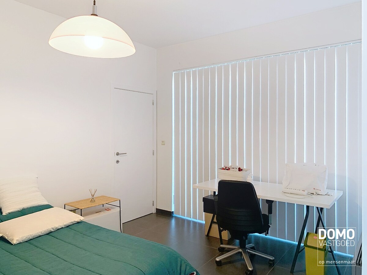 COMMERCIEEL PAND MET RUIM APPARTEMENT OP ZICHTBARE LOCATIE IN HERK-DE-STAD 