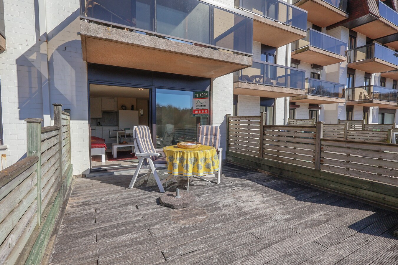 Gelijkvloerse studio met slaaphoek én zonovergoten terras op enkele meters van de zee! 