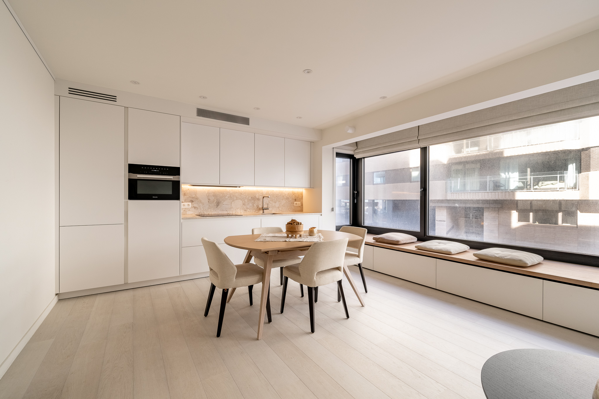Appartement rénové avec style, offrant une vue latérale sur la mer, au cœur du Zoute. 
