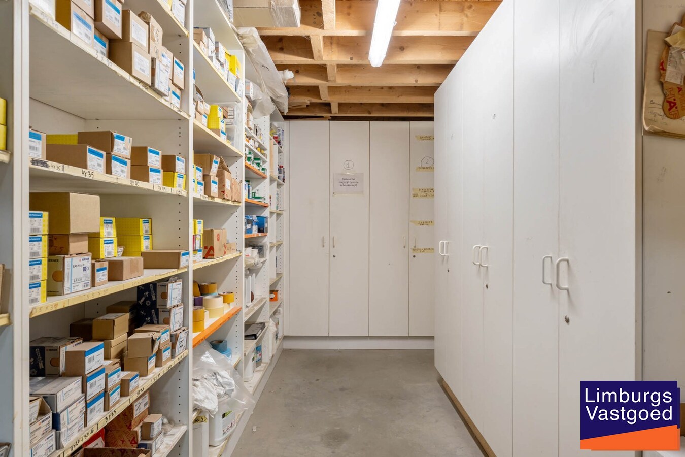 Industrieel gebouw, met woonst.1.696m², met kantoren 120m² + appartement 120m², Genk-Zuid 