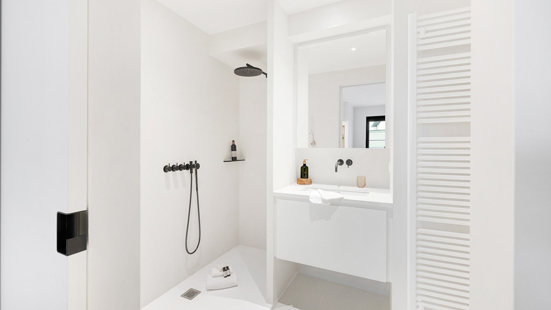 Op een absolute topligging aan de zeedijk in het Zoute bevindt zich dit prachtig gerenoveerde appartement op de eerste verdieping van een standingvolle residentie, met een gevelbreedte van 5,20 meter 