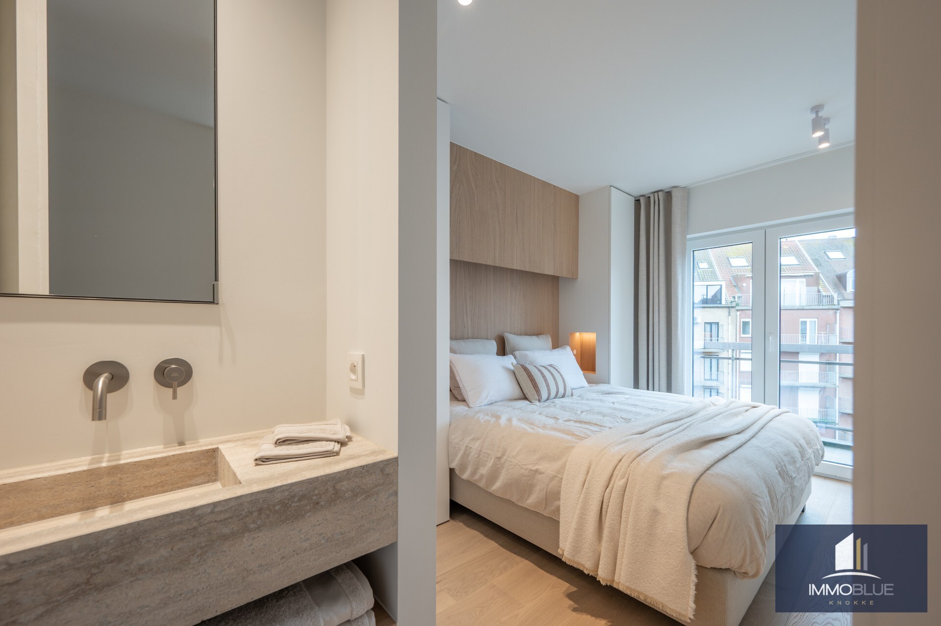 Stijlvol volledig gerenoveerd appartement gelegen nabij het Rubensplein . 