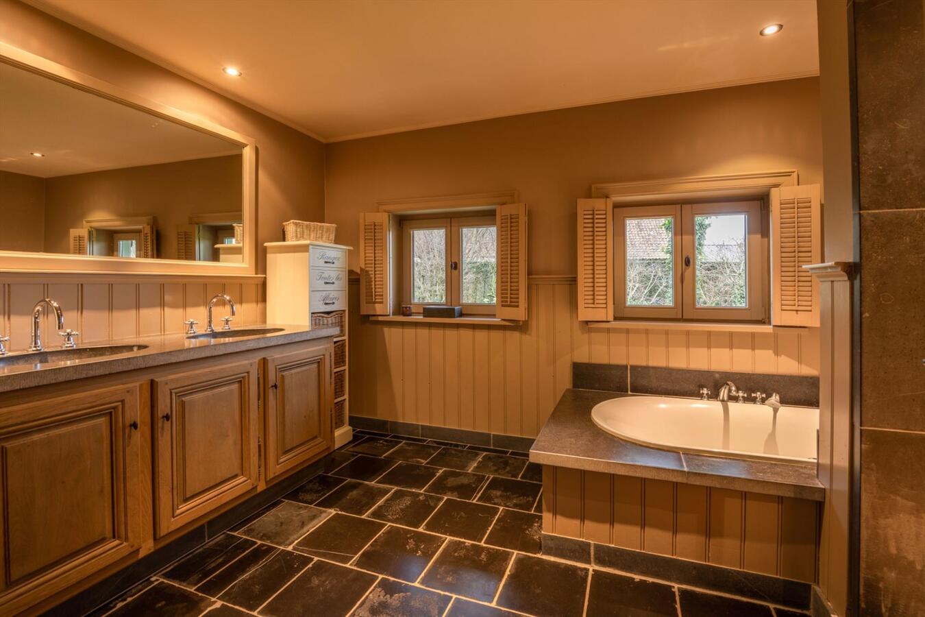 Idyllisch landhuis gelegen op 8330 m² te Ruiselede 