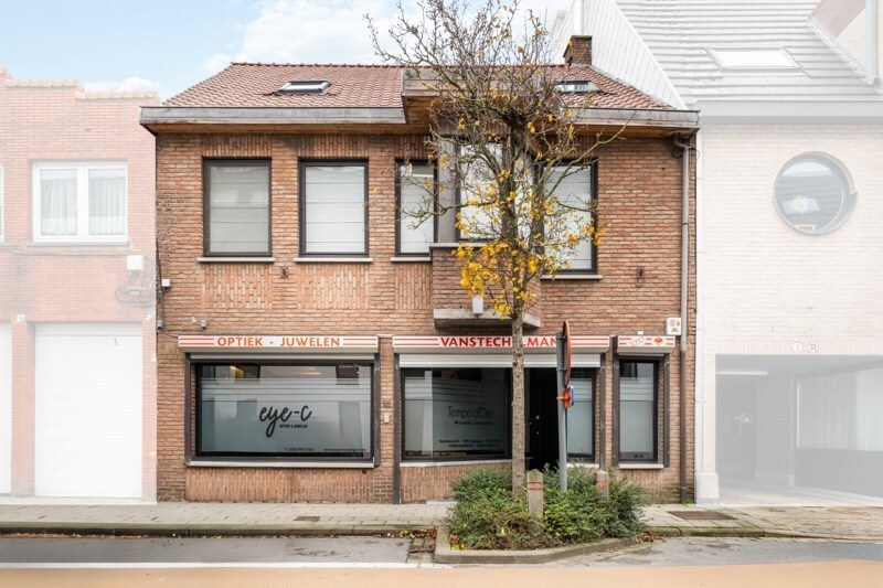 Uitstekend gelegen handelspand met woonst in Eernegem 