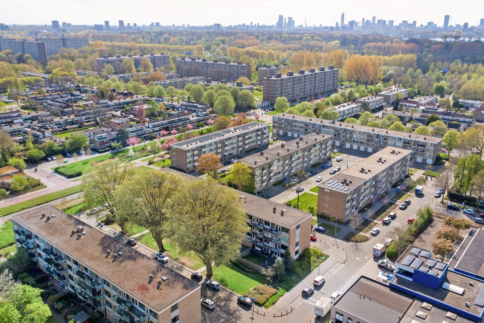 Instapklaar 3-kamer appartement op de 1e verdieping met keurige keuken en badkamer, 2 balkons, berging in de onderbouw en is gelegen op eigen grond. 