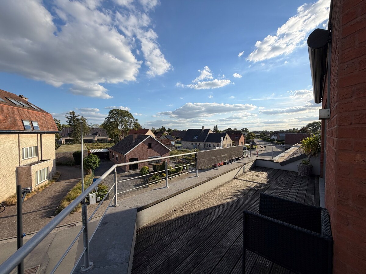 Ruim en lichtrijk dakappartement te Asper. 