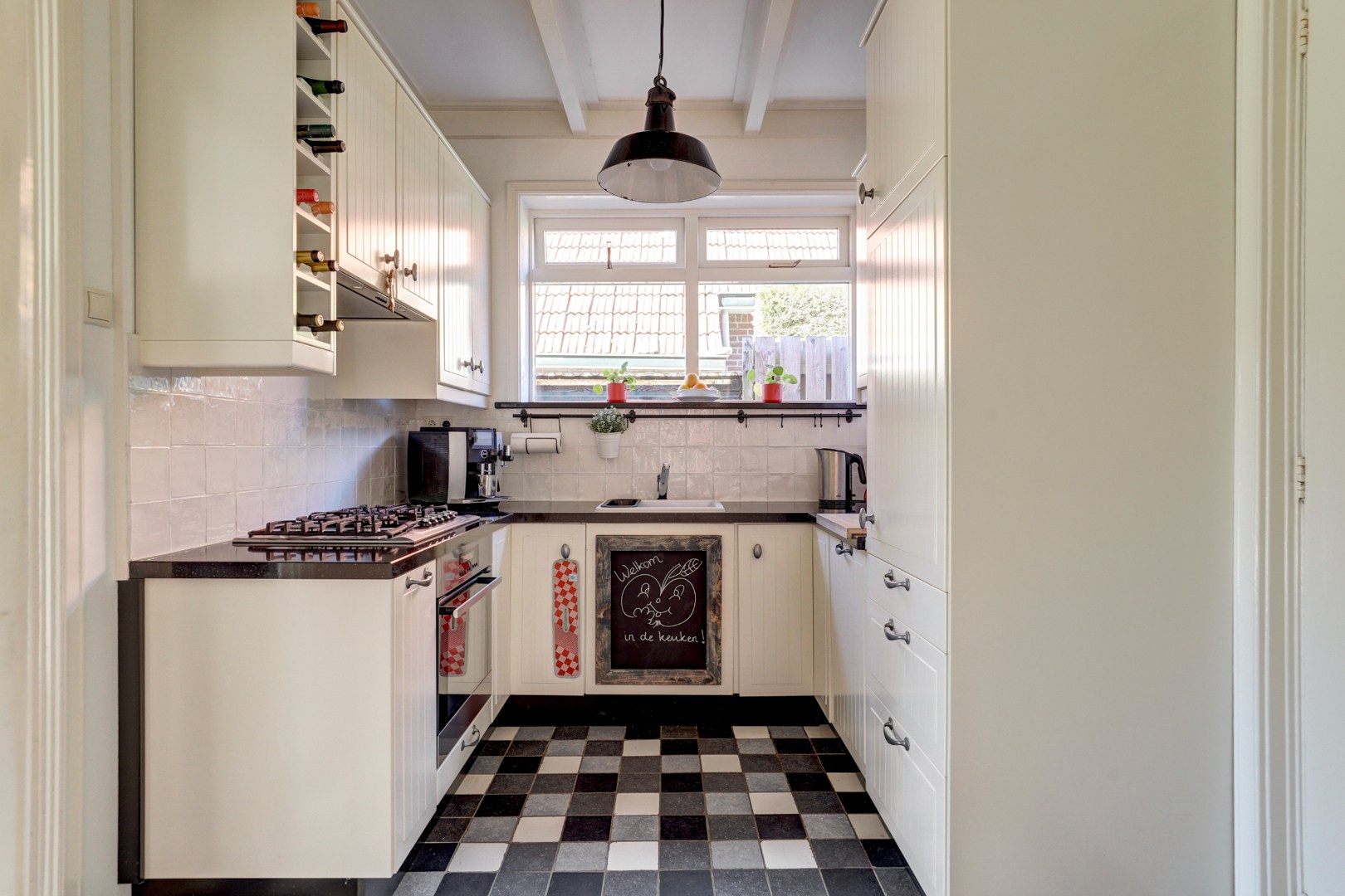 Vrijstaande woning met diepe zonnige tuin, overkapping en royale bijgebouwen 