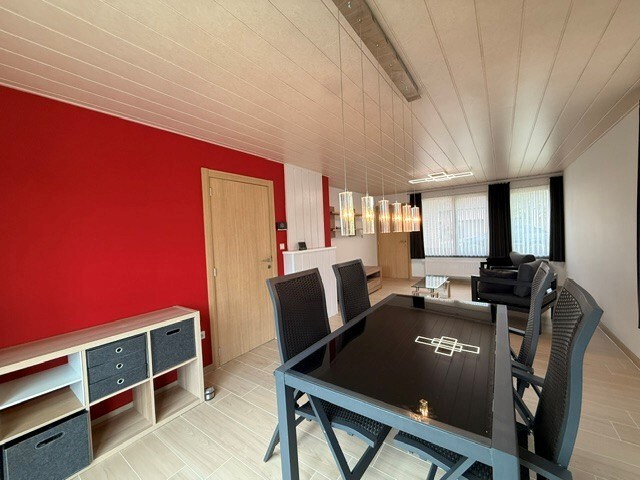 Halfopen woning met 3 slaapkamers, inpandige garage en mooie tuin in Kleine Brogel. 