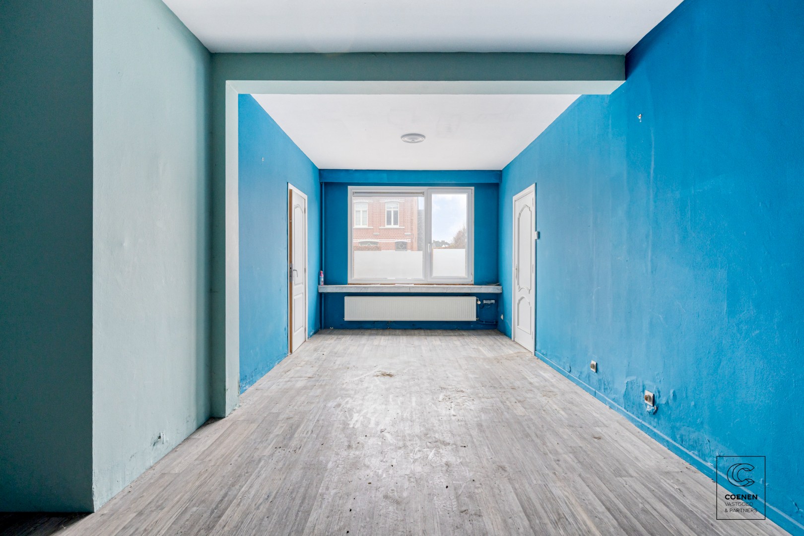 Te renoveren appartement met handelsruimte op een gunstige locatie te Kessel! 