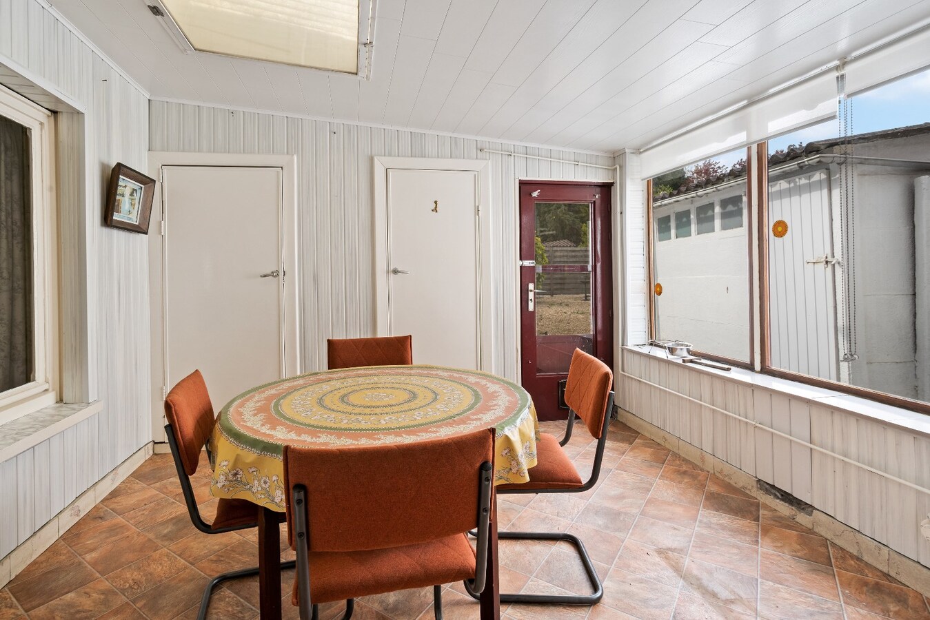 Halfopen woning met drie ruime slaapkamers en garage. 