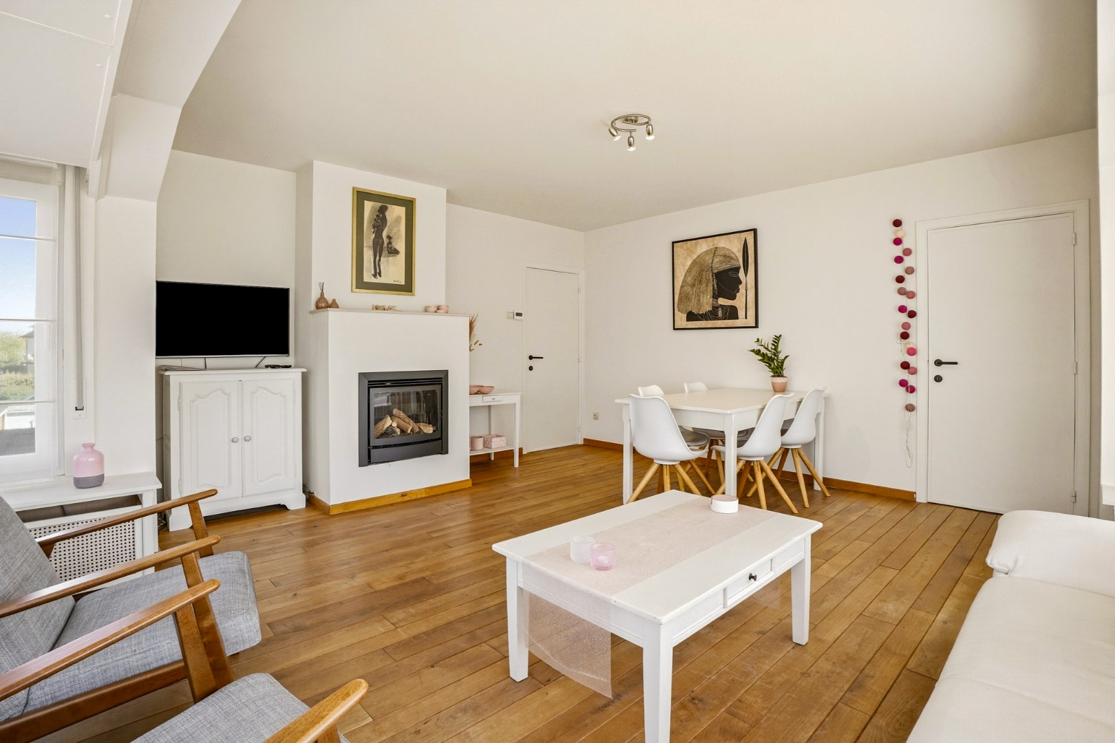 Instapklaar en lichtrijk 3-slaapkamerappartement (109 m²) met terras en privé-parkeerplaats te Oostduinkerke. 