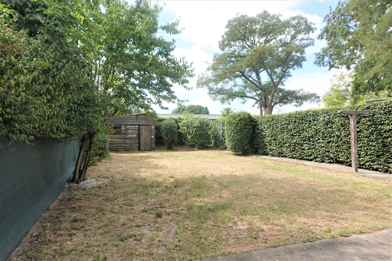 Gerenoveerde halfopen woning met garage in leuke buurt 