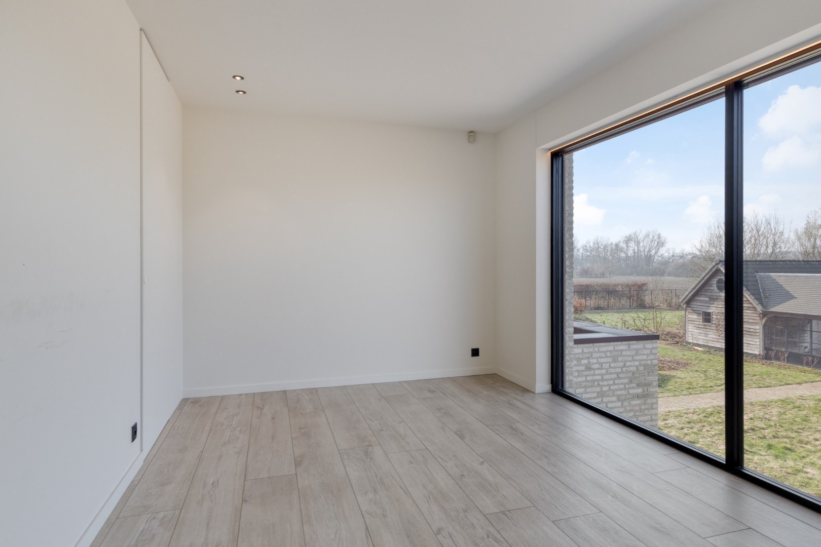 Geheel van schitterende villa + naastgelegen gezinswoning met landelijke ligging in Tongerlo 
