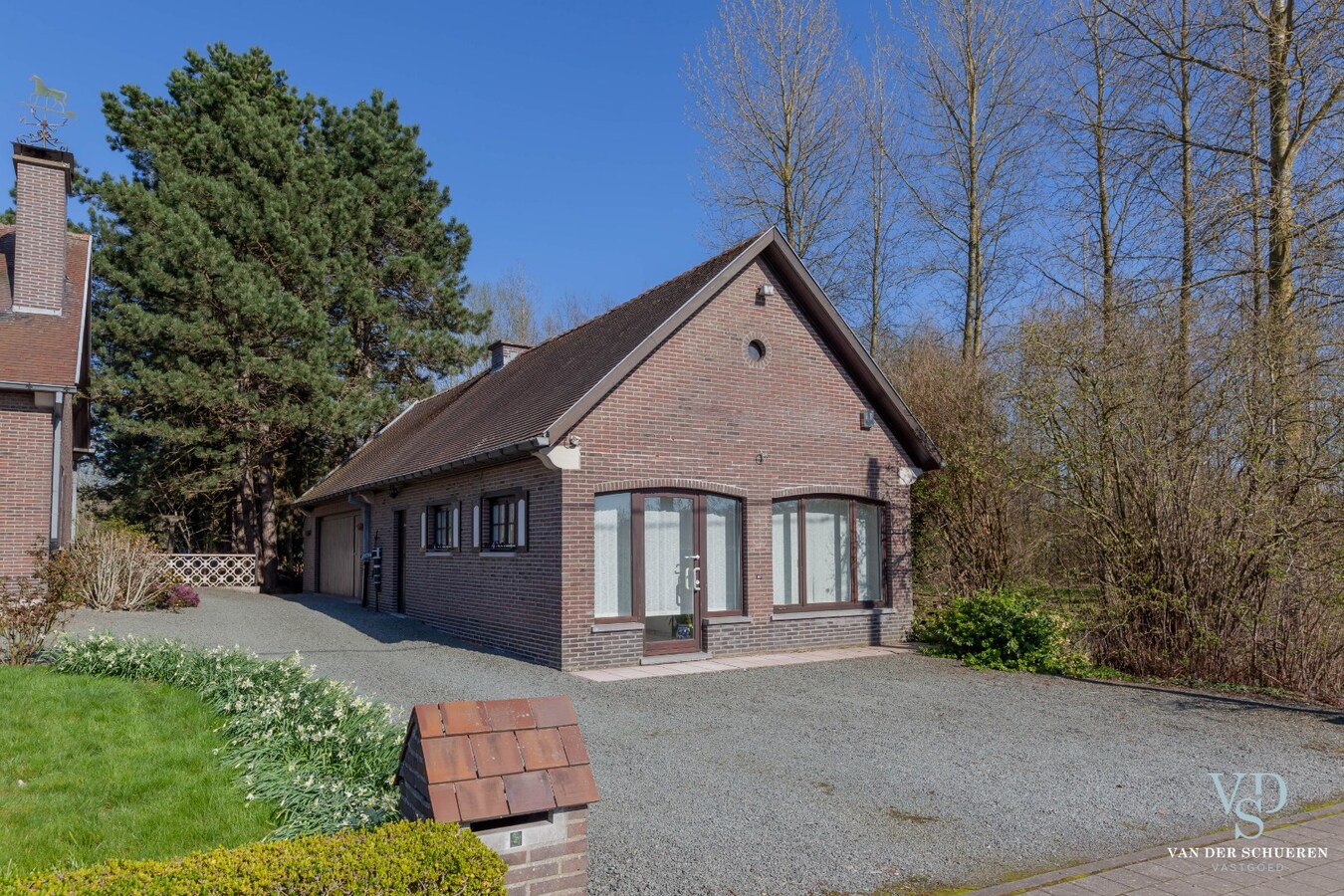 Exceptioneel landhuis met bijgebouw in groene omgeving 