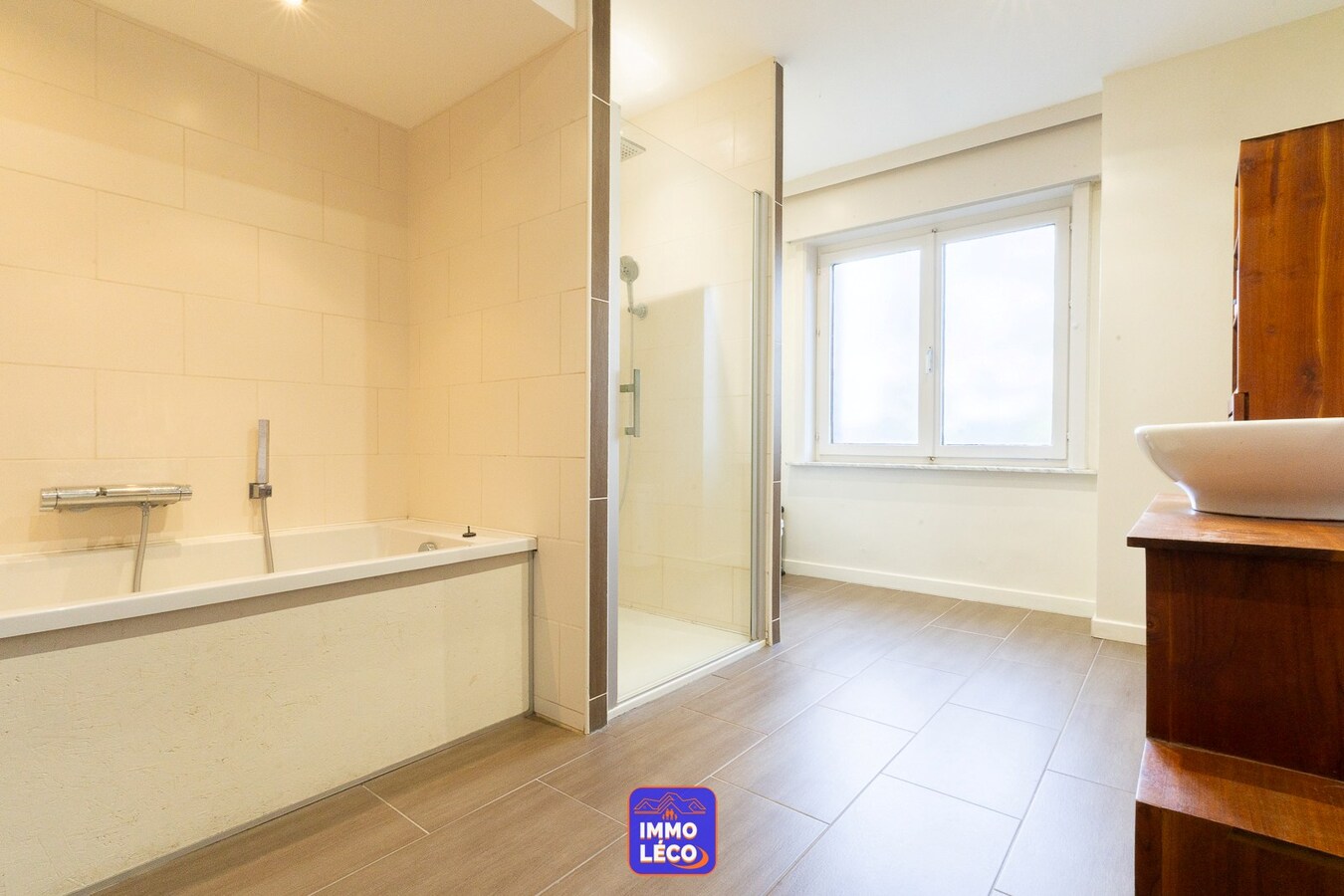 Superbe propriété érigée sur 323m² avec garage, parking, jardin, COUP DE COEUR ! 