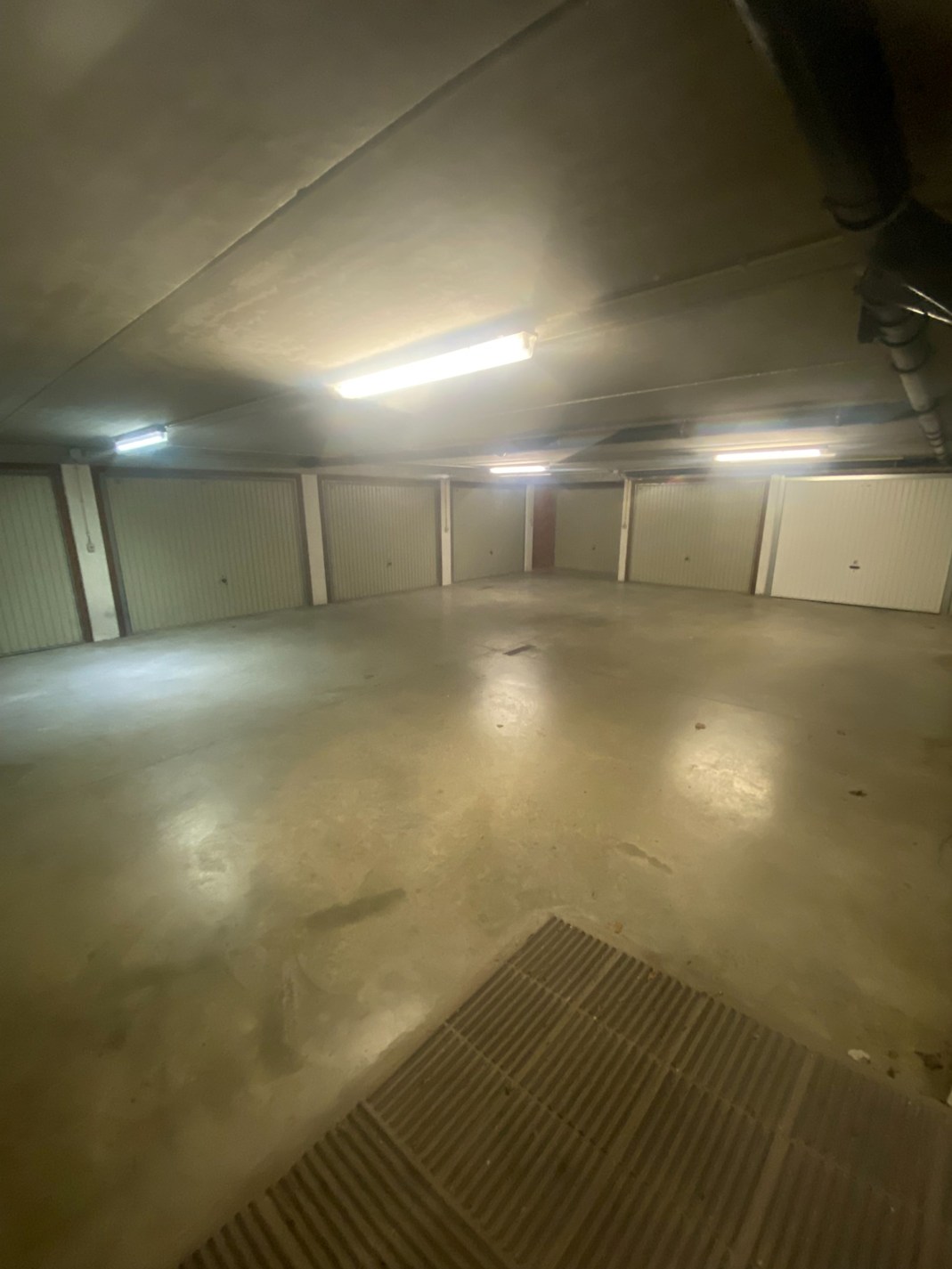 Enkele garagebox te Koningslaan in residentie Blue Logan. Vlot bereikbaar. 