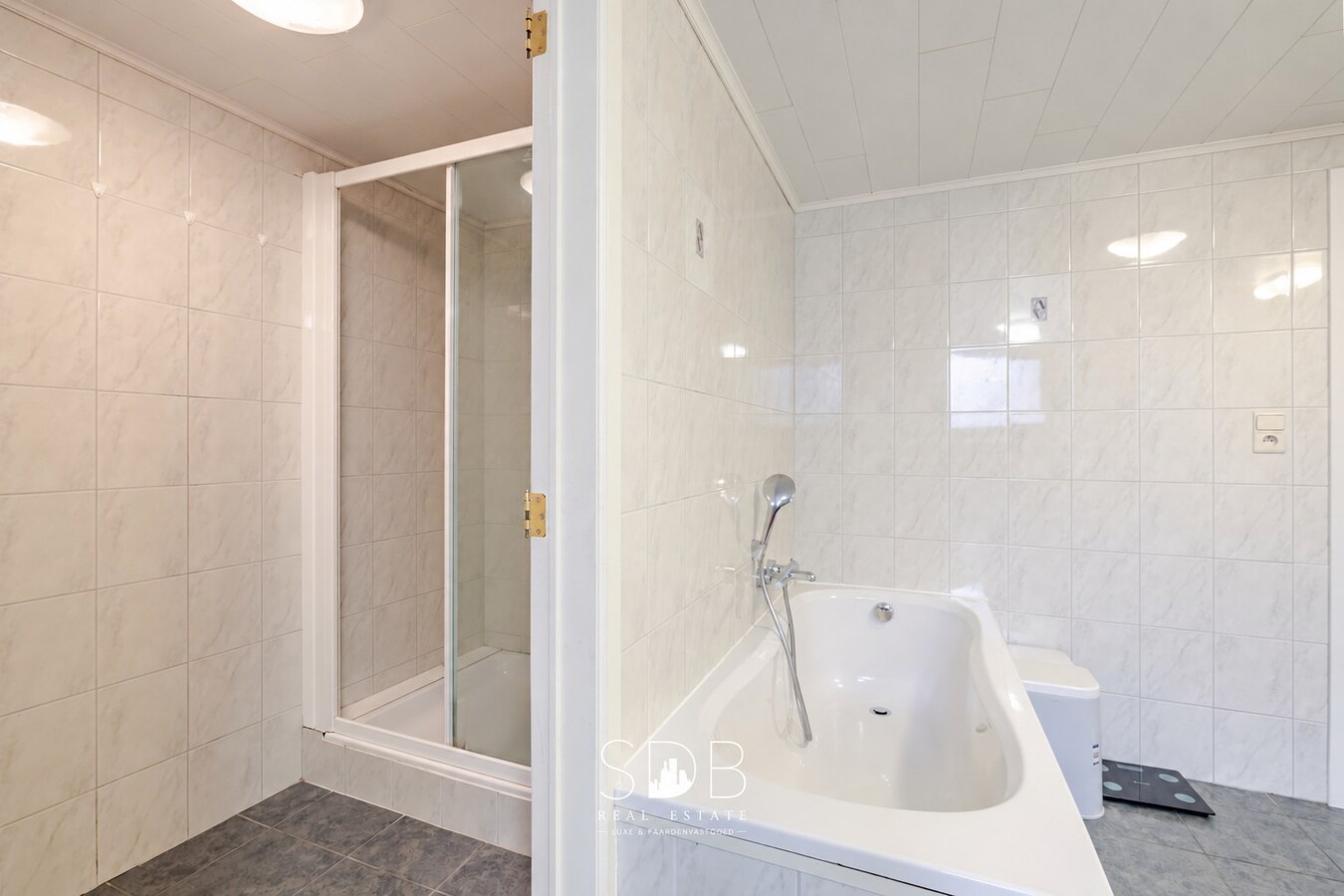 Hedendaagse woning met hippische accommodatie op 17.782m² 