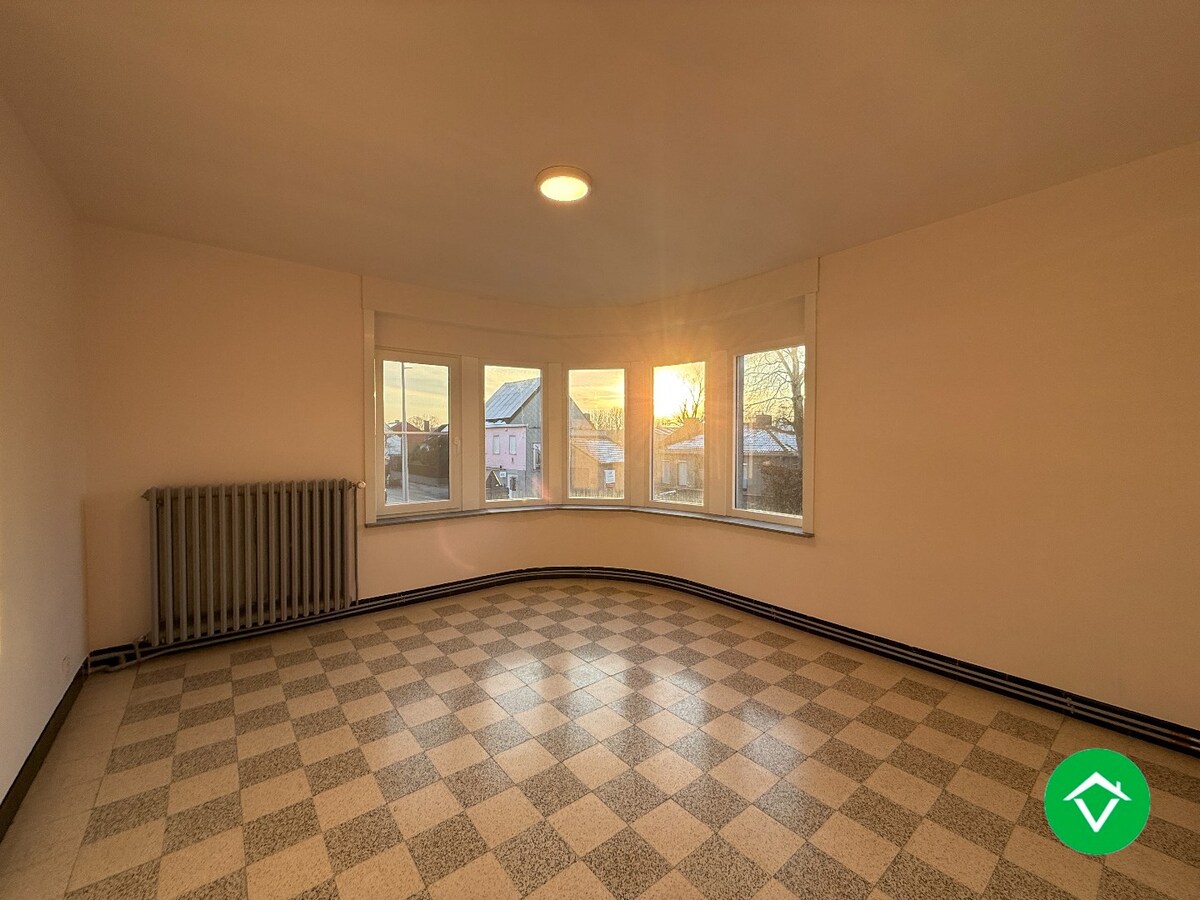 Ruime halfopen bebouwing met 3 slaapkamers, en dubbele garage te Sint-Eloois-Winkel 