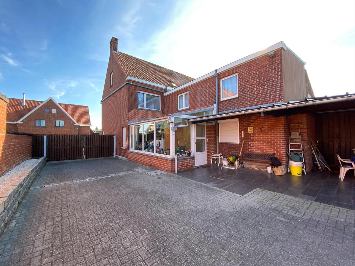 Ruime woning met 4 slaapkamers en garage 