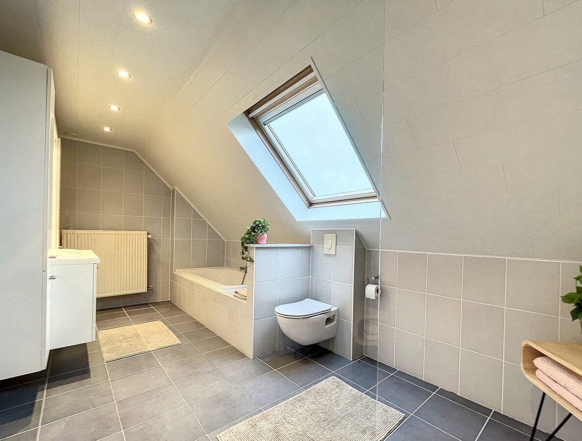 Prachtige instapklare woning met vier slaapkamers in een aangename wijk te Roeselare (Beitem). 