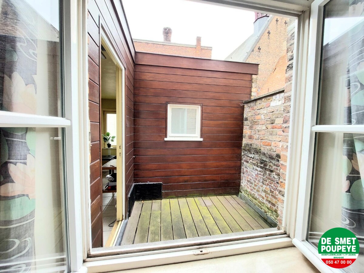 Commerciële winkelruimte met bovenliggend appartement 