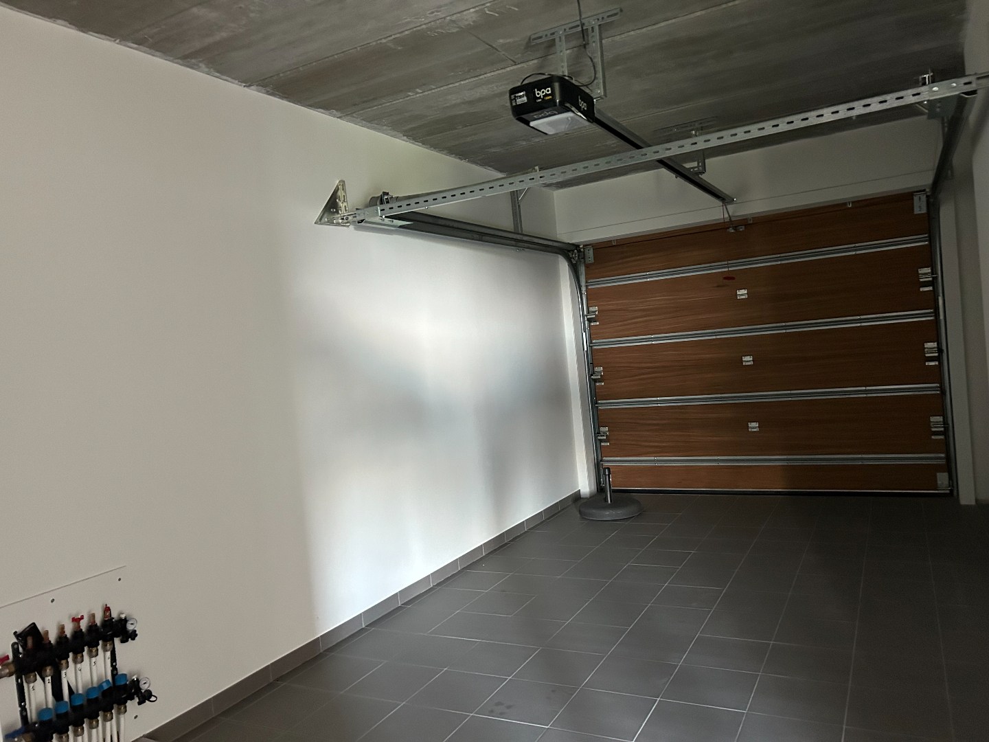 Stijlvolle en ruime nieuwbouwwoning met garage en tuin op 555 m² 