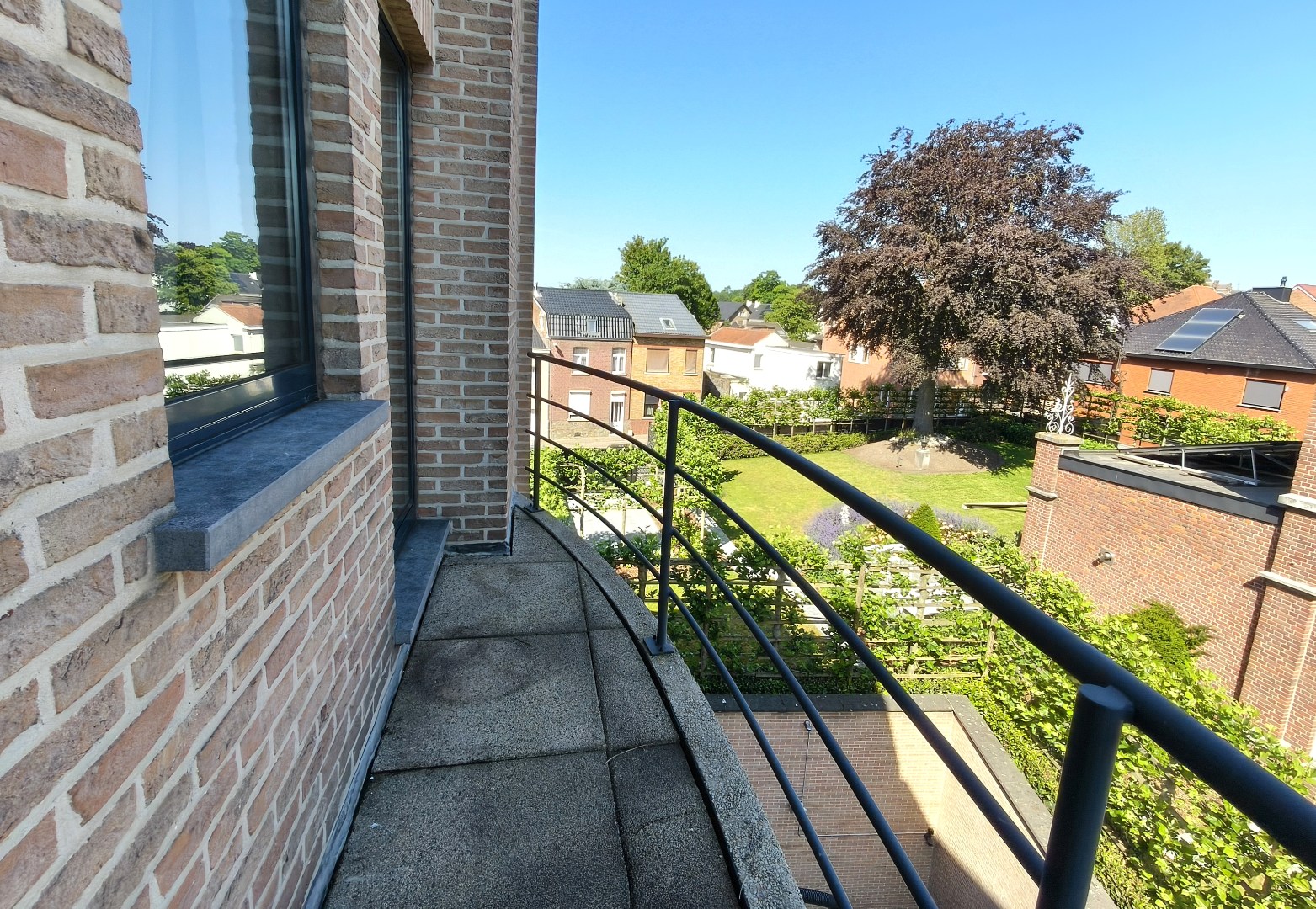 RUIM APPARTEMENT (124M²) MET GARAGE - PRACHTIG GELEGEN 