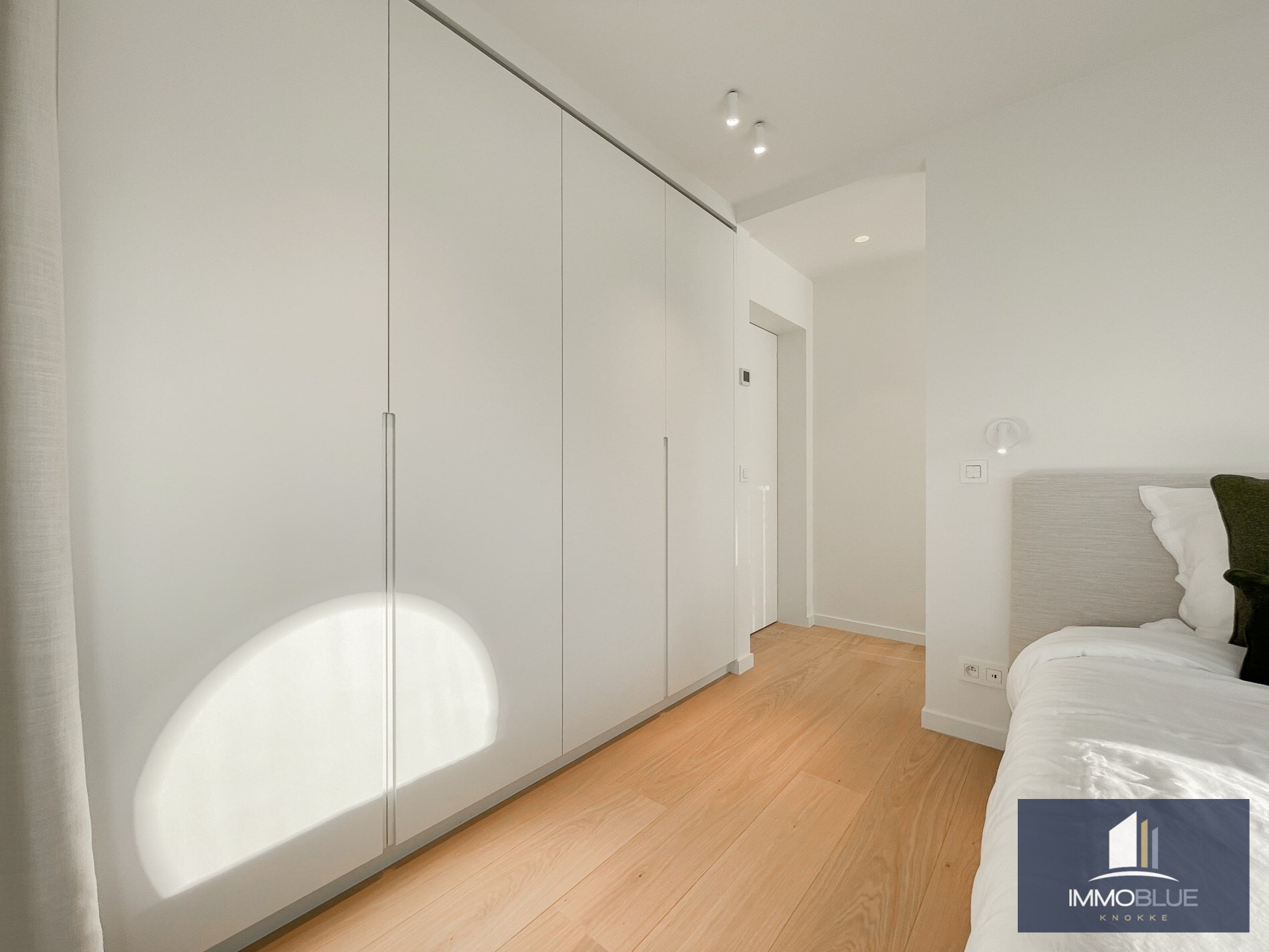 Exclusieve villa: Uitzonderlijk volledig gerenoveerde villa met frontaal zeezicht. 